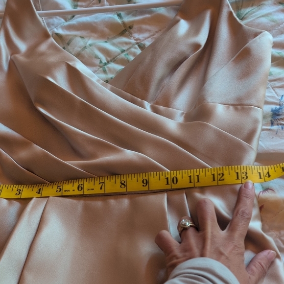 Elegant Cream Sleeveless Dress - Picture 10 of 11